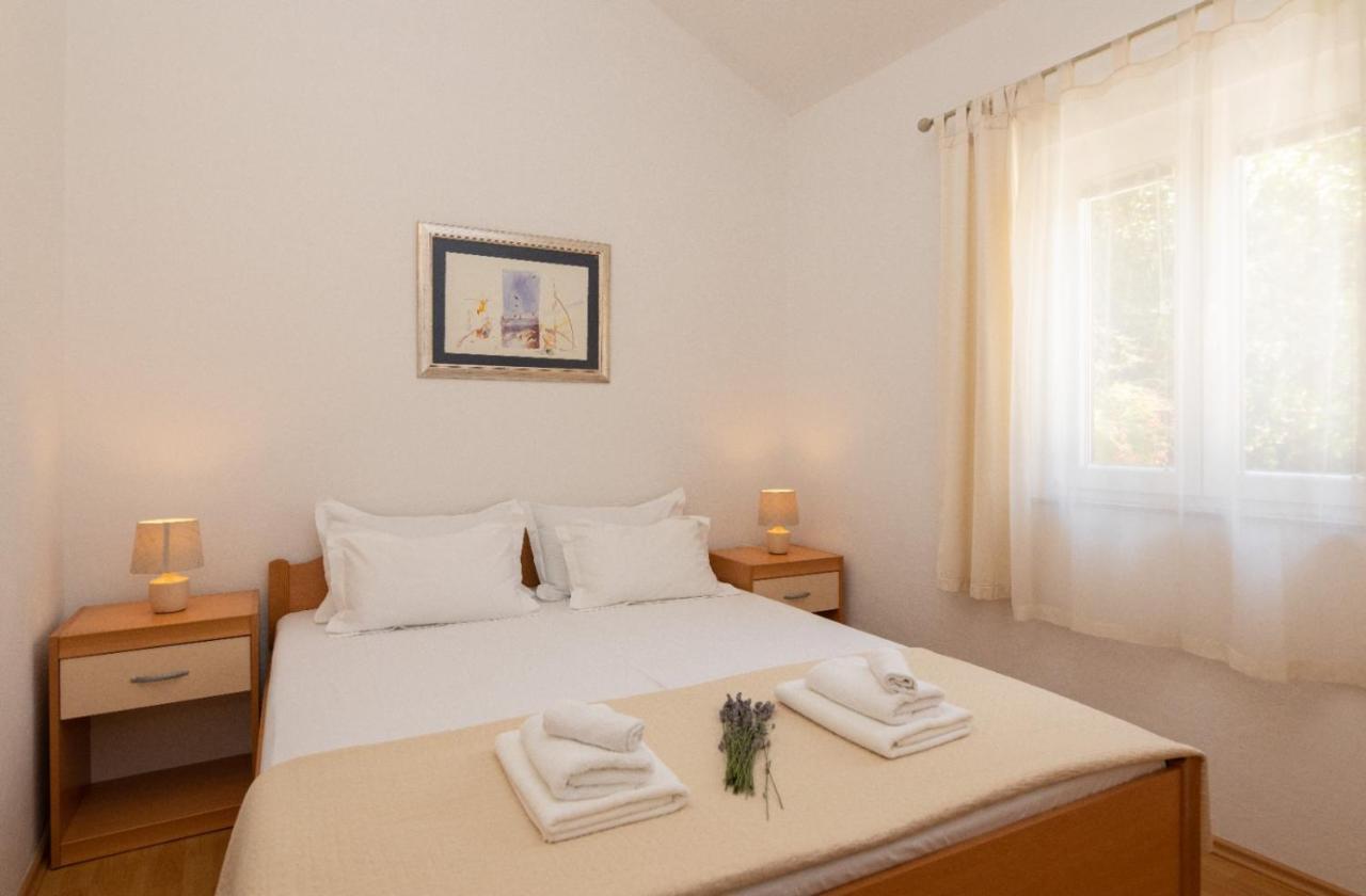 Apartments Jelena Supetar - Four Apartments - A Small House With A Private Yard - Two-Room Apartment With A Sea View - Studio Apartment - Two-Room Apartment With Garden View- Free Parking Exterior photo