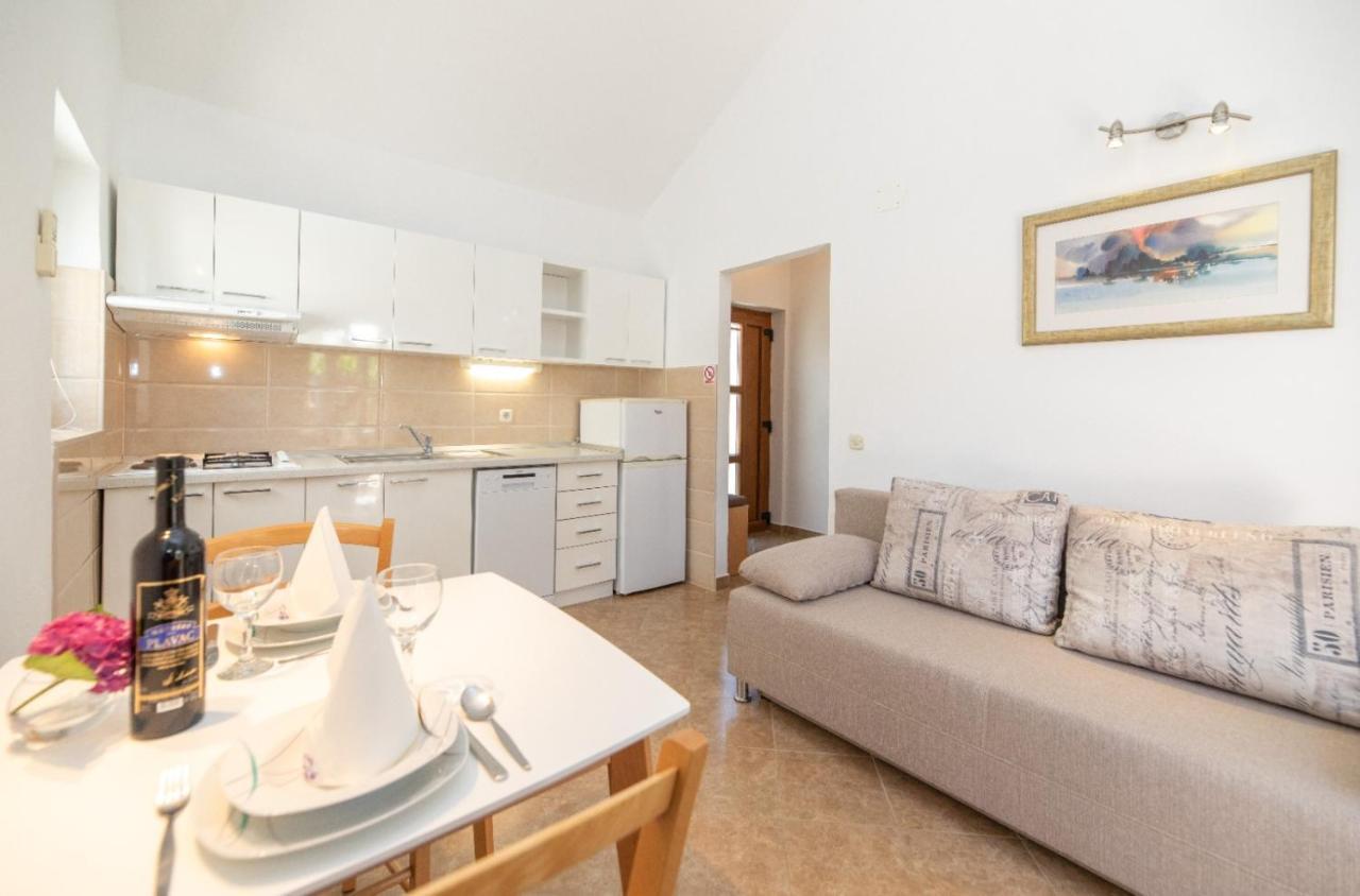 Apartments Jelena Supetar - Four Apartments - A Small House With A Private Yard - Two-Room Apartment With A Sea View - Studio Apartment - Two-Room Apartment With Garden View- Free Parking Exterior photo