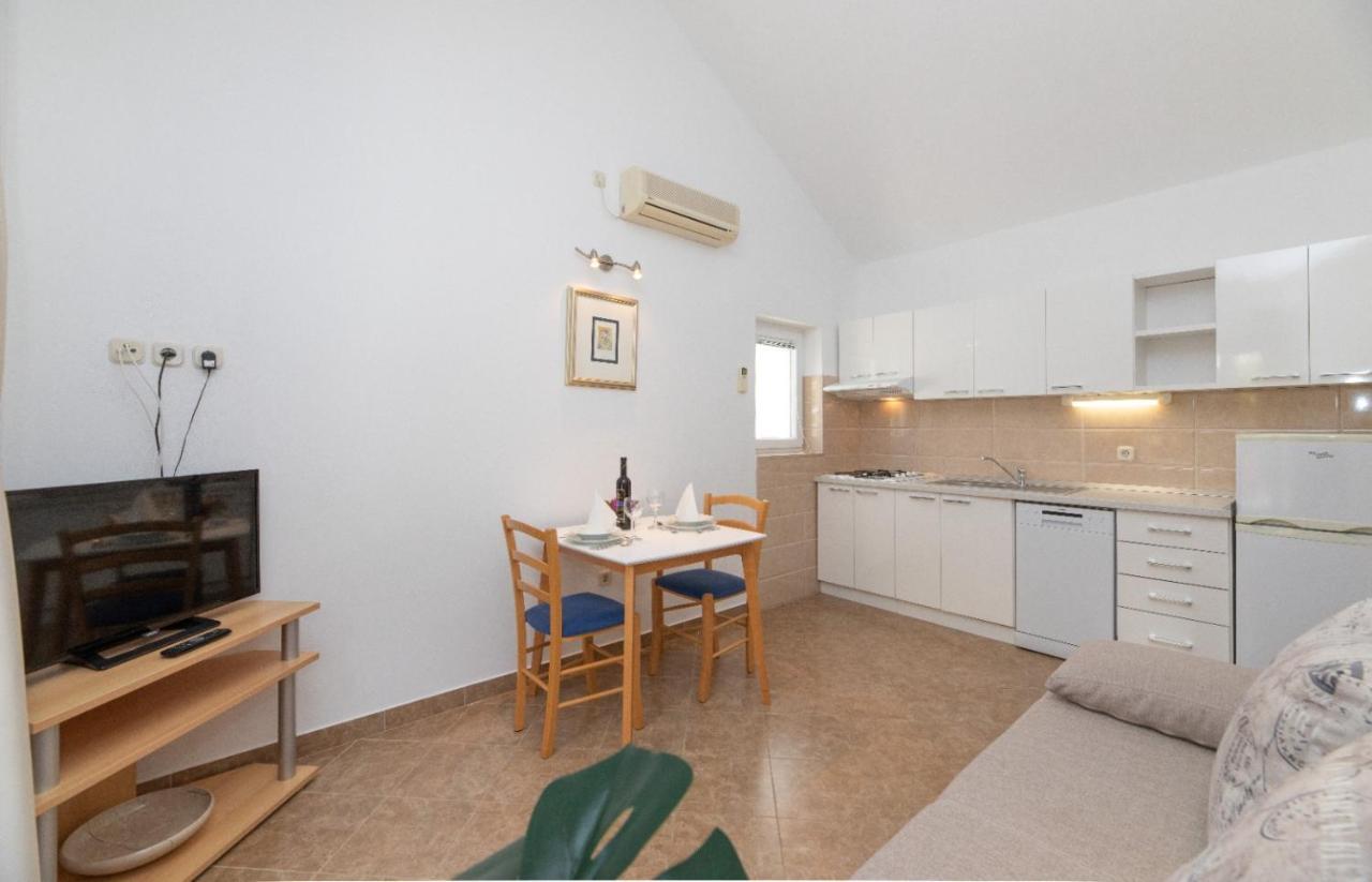 Apartments Jelena Supetar - Four Apartments - A Small House With A Private Yard - Two-Room Apartment With A Sea View - Studio Apartment - Two-Room Apartment With Garden View- Free Parking Exterior photo