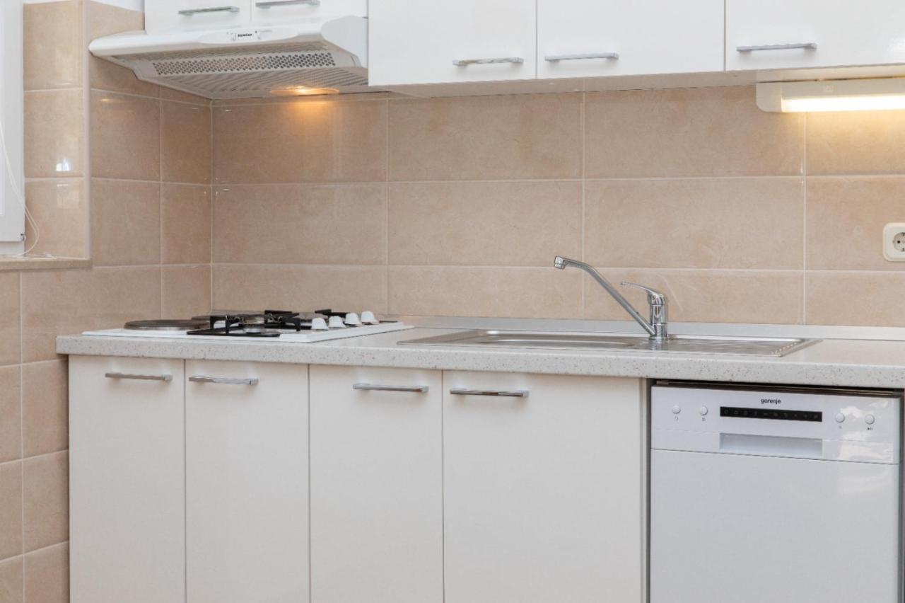 Apartments Jelena Supetar - Four Apartments - A Small House With A Private Yard - Two-Room Apartment With A Sea View - Studio Apartment - Two-Room Apartment With Garden View- Free Parking Exterior photo