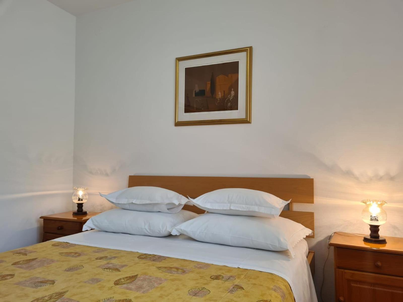 Apartments Jelena Supetar - Four Apartments - A Small House With A Private Yard - Two-Room Apartment With A Sea View - Studio Apartment - Two-Room Apartment With Garden View- Free Parking Exterior photo