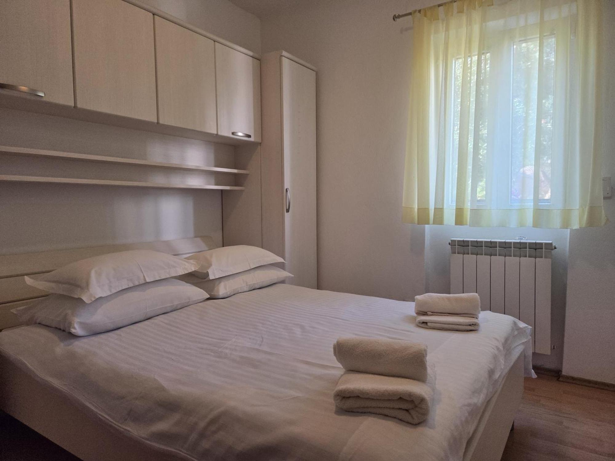 Apartments Jelena Supetar - Four Apartments - A Small House With A Private Yard - Two-Room Apartment With A Sea View - Studio Apartment - Two-Room Apartment With Garden View- Free Parking Exterior photo