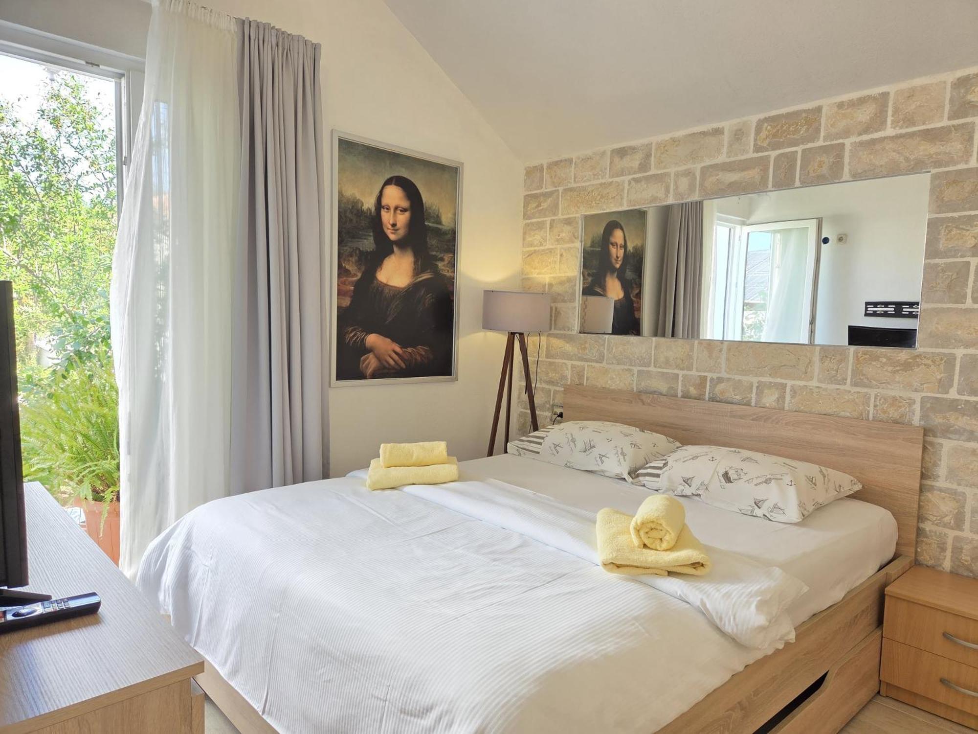 Apartments Jelena Supetar - Four Apartments - A Small House With A Private Yard - Two-Room Apartment With A Sea View - Studio Apartment - Two-Room Apartment With Garden View- Free Parking Exterior photo